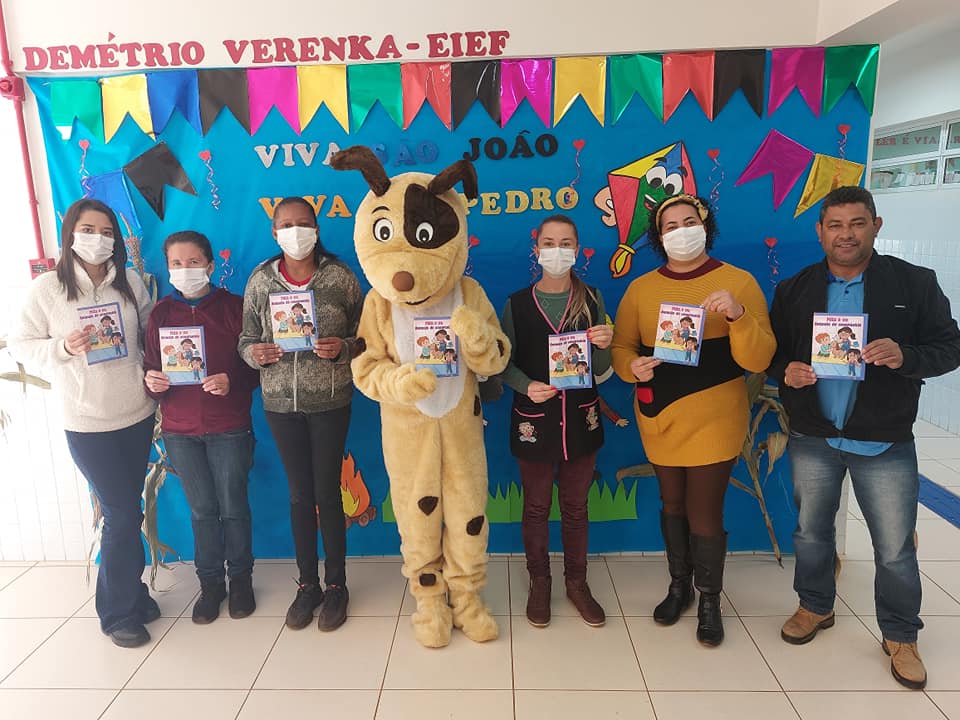 Alunos da Escola Municipal Demétrio Verenka EIEF participam de ação e recebem cartilhas sobre cuidados com animais de estimação