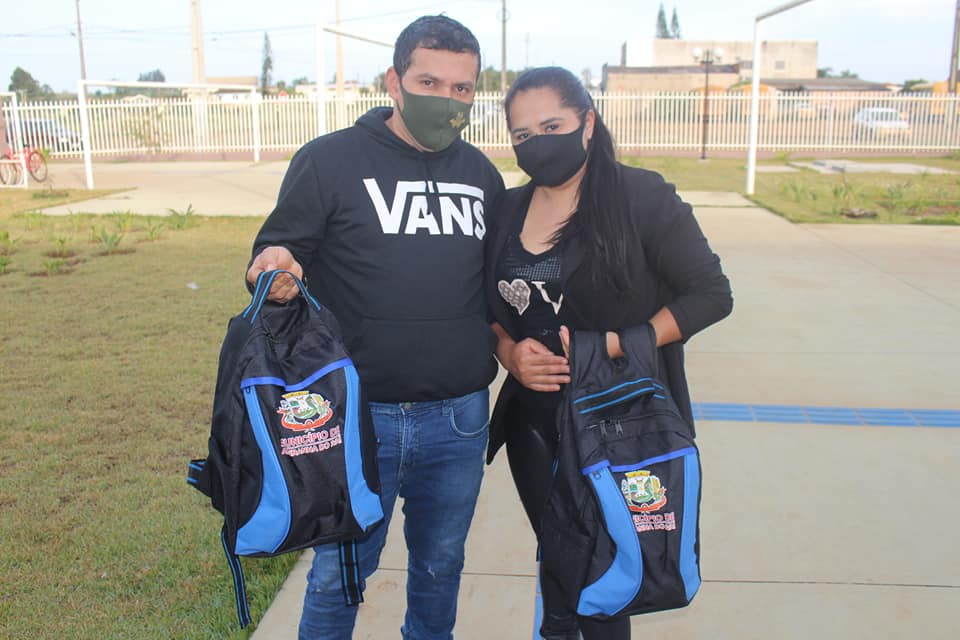 Estudantes da rede municipal de educação de Ariranha do Ivaí recebem novos kits de uniformes 