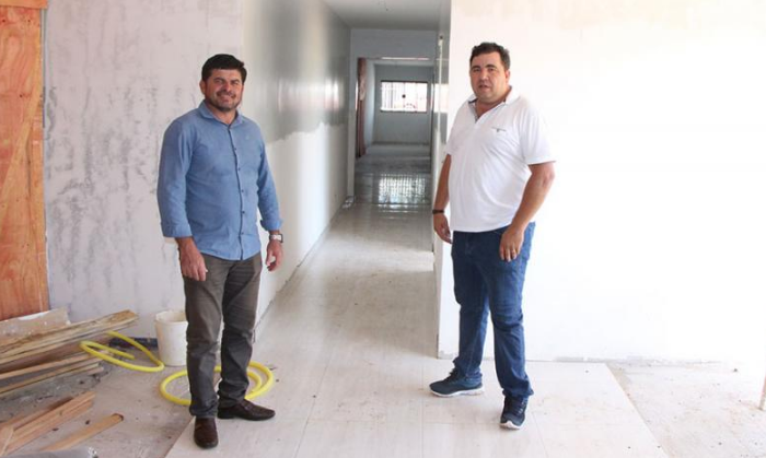 Prefeito Augusto Cicatto e Sebastião Derneiz visitam obra do posto de saúde